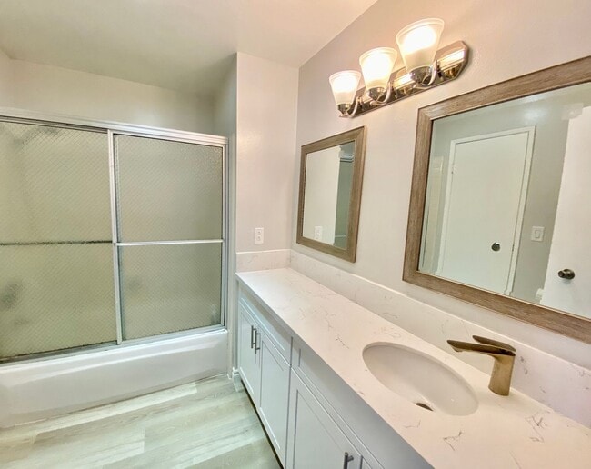 Foto del edificio - Beautifully Remodeled Home in the HEART of Fashion Valley! Comes with Parking!
