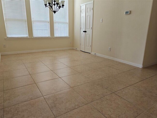 Foto del edificio - 5551 Twin Rivers Ln