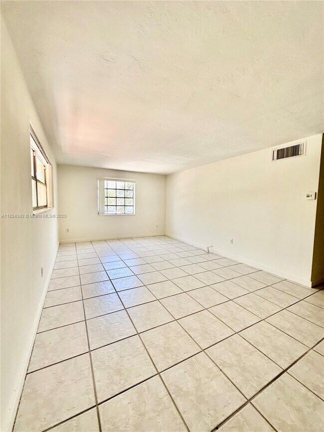 Building Photo - 950 Biarritz Dr