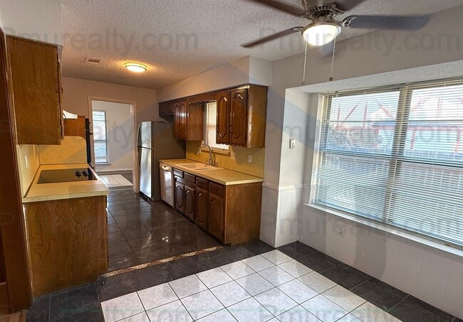 Foto del edificio - AVAILABLE NOW!!! Beautiful 3/2/2 house located in the desirable DeSoto area