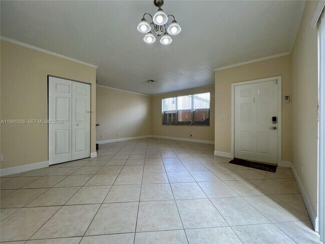 Foto del edificio - 10560 NW 57th Ct
