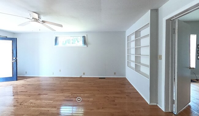 Sala de estar - 4224 South Washington Street