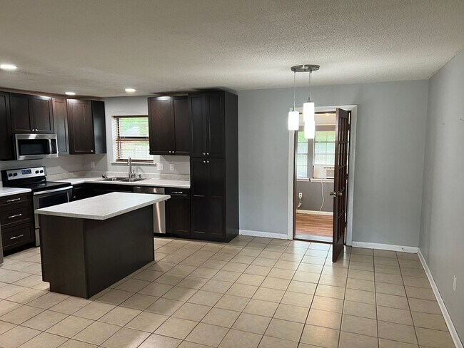 Building Photo - 3 Bed 1.5 Bath Home