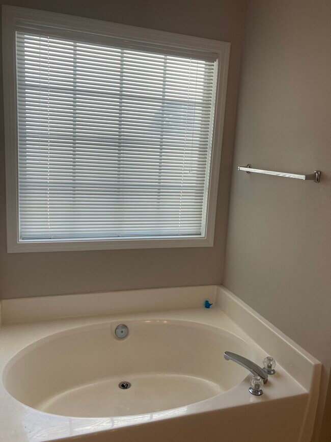 Building Photo - 215 Brookstone Point