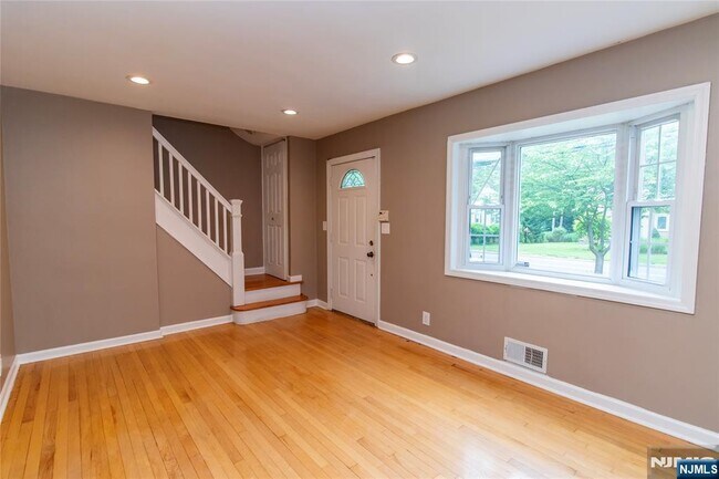 Foto del edificio - 394 Spring Valley Rd