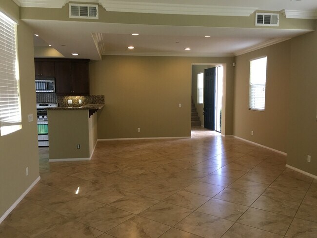 Building Photo - Columbus Square: 3 Bedroom 2.5 Bath Attach...