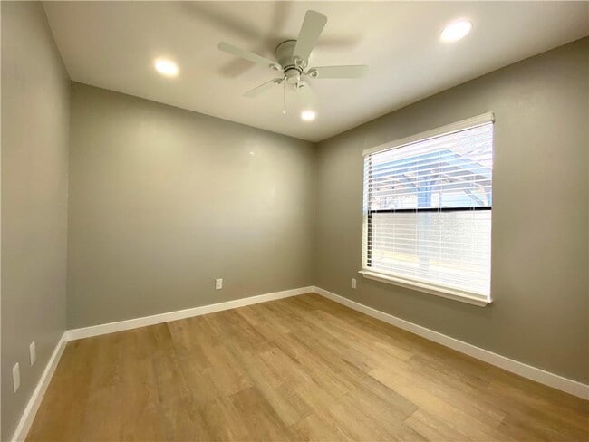 Foto del edificio - 6920 Bethune Ave