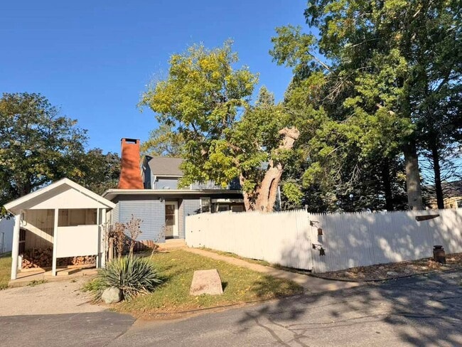 Building Photo - 2130 S Riverside Dr