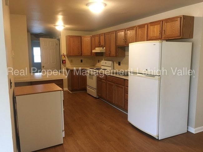 Building Photo - Three bedroom apartment available today!