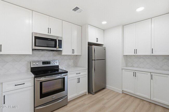 Foto del edificio - 4201 E Camelback Rd