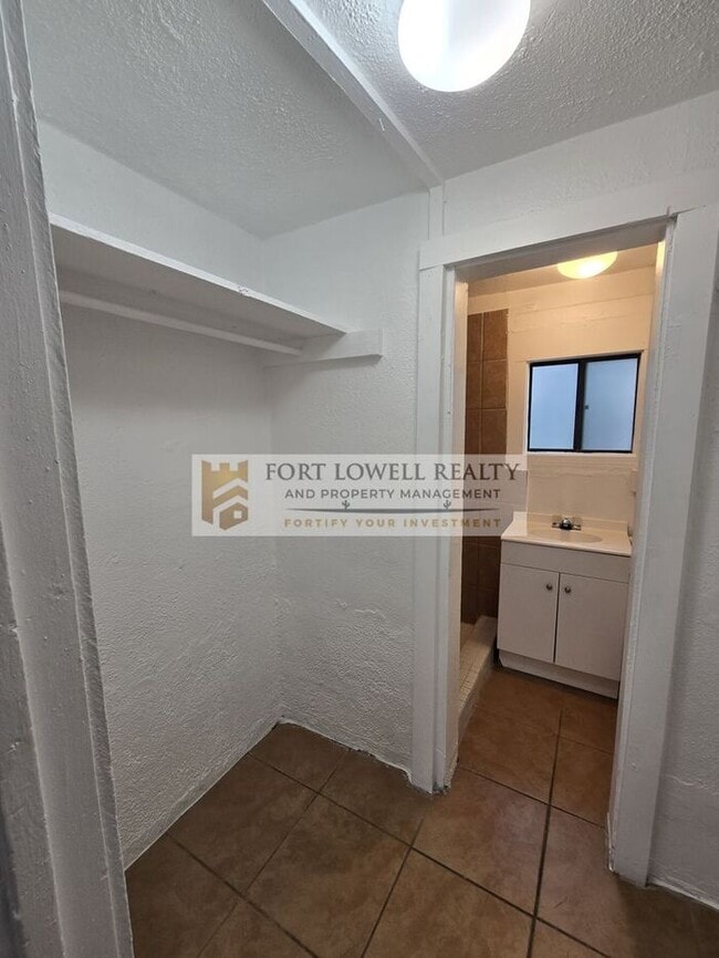 Building Photo - ONE MONTH FREE PRORATED! Cozy Studio near Downtown Tucson!