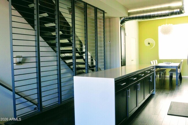 Foto del edificio - 516 E Ames Pl