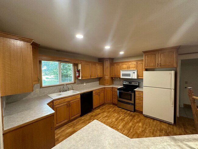 Building Photo - 4 bed 2.5 bath home in Rexburg with GAS AN...