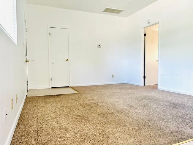 Building Photo - Affordable, Spacious 1 Bedroom Home