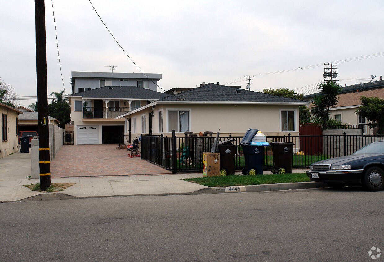 Foto principal - 4445 W 137th St