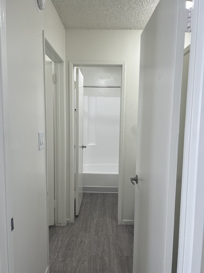 baño de 1 dormitorio - Emerald Pointe Apartment