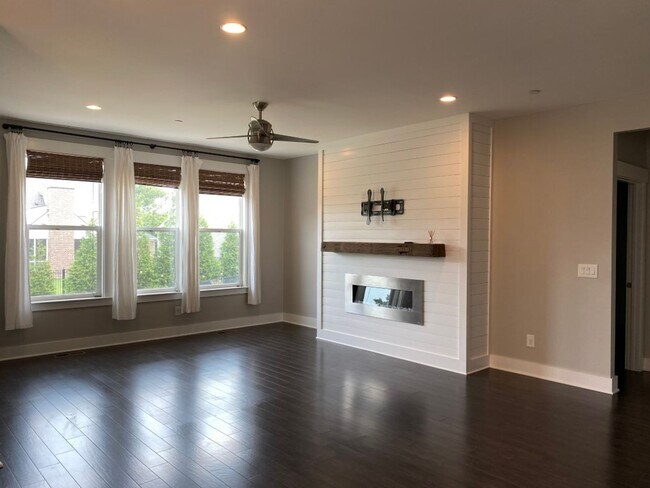 Foto del edificio - Beautiful Craftsman Style Home in Nolensville