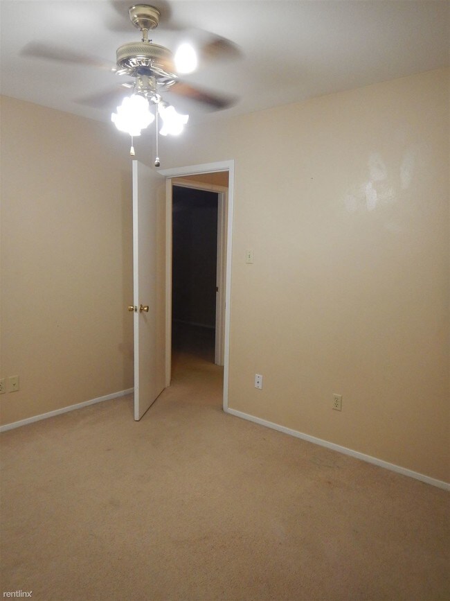Building Photo - 516 W Ridge Dr