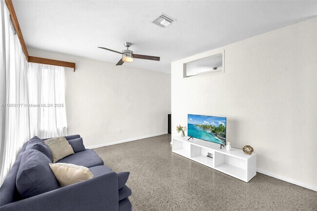Foto del edificio - 1381 NE 152nd St