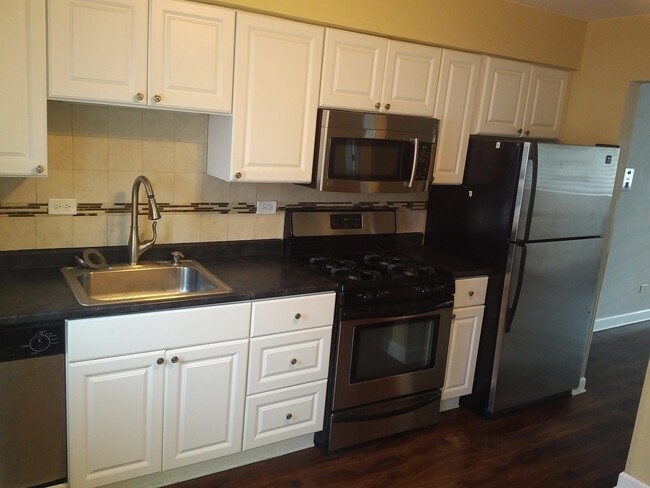 Kitchen - 954 Shermer Rd
