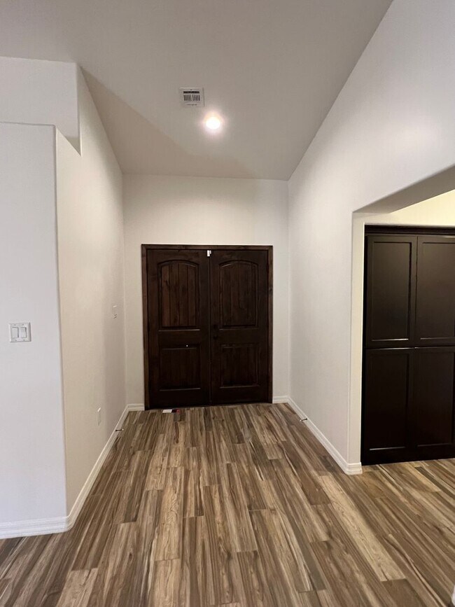 Building Photo - 4 BEDROOM POOL & SOLAR HOME