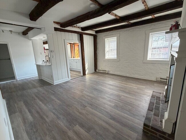 Foto del edificio - Unique 3 Bedroom with Den in Historic Building on Germantown Pike!