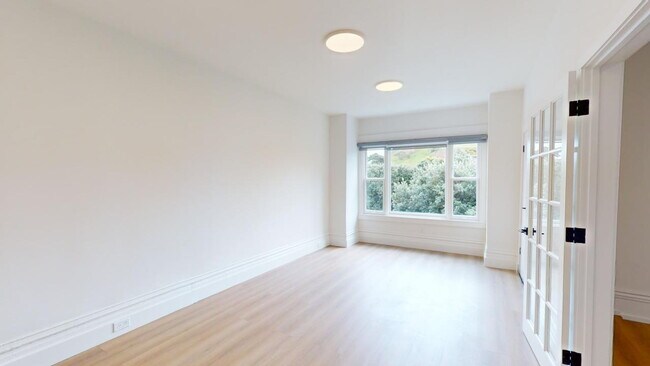 Foto del edificio - Elegant & Updated 2BR / 1BA Apartment with Beautiful City Views — Corona Heights