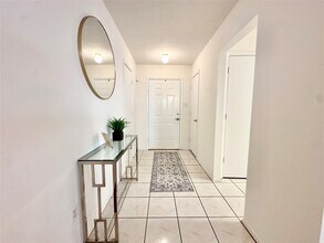 Building Photo - 8223 Golf Green Cir