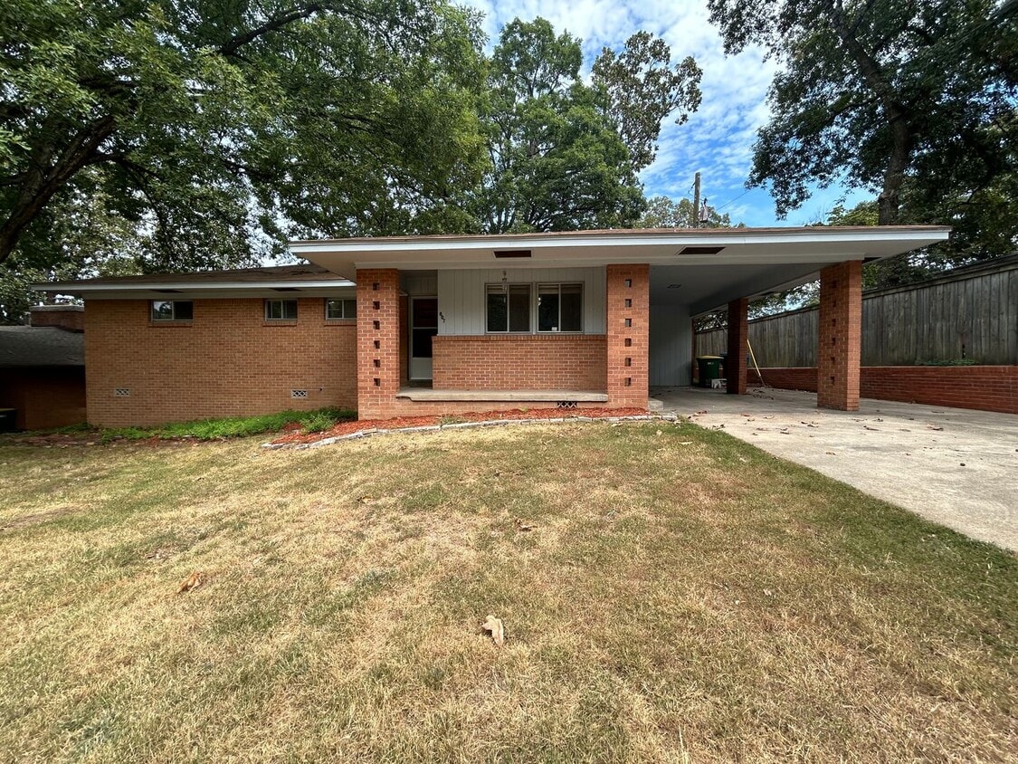 Primary Photo - 807 Ridgecrest Dr