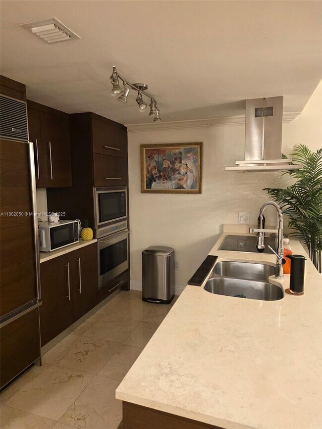 Building Photo - 495 Brickell Ave