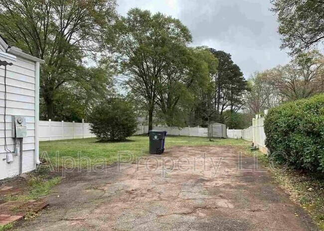 Foto del edificio - 614 Summit Dr