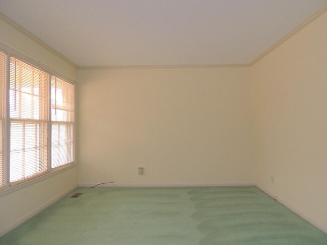 Building Photo - 2316 Rodgers Dr NE
