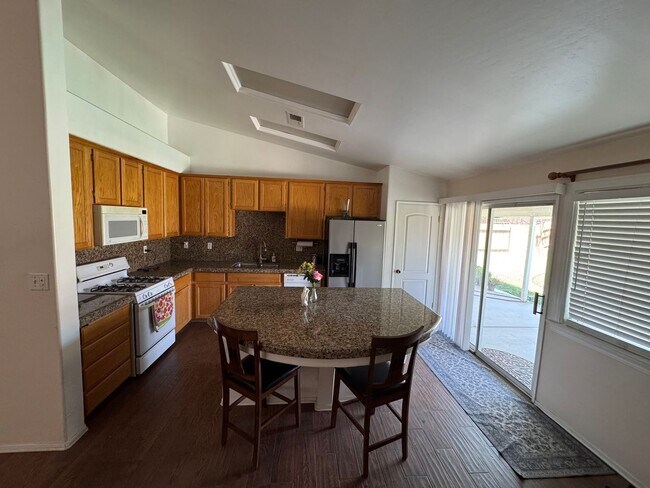Foto del edificio - Great Family Home in Southwest Bakersfield