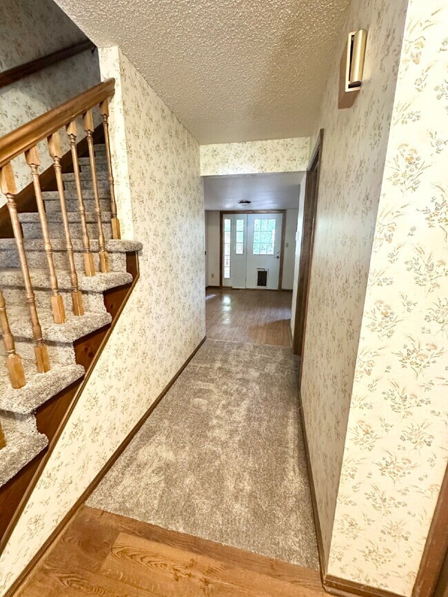 Building Photo - "Spacious 4-Bedroom Retreat with 2.5 Baths...