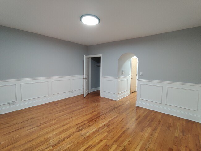Building Photo - 1701 W Albion Ave