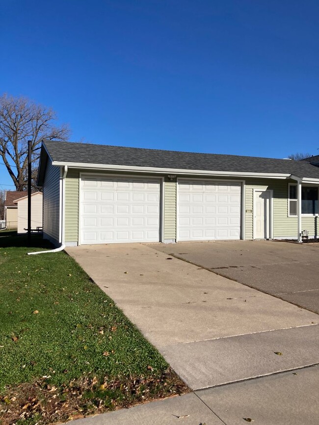 Building Photo - 3 Bedroom 2 Bath House in Bettendorf!