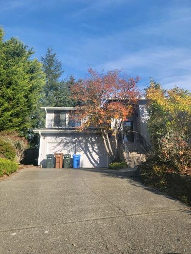 Foto principal - Classic North Tacoma 4 Bedroom Tri-Level w...