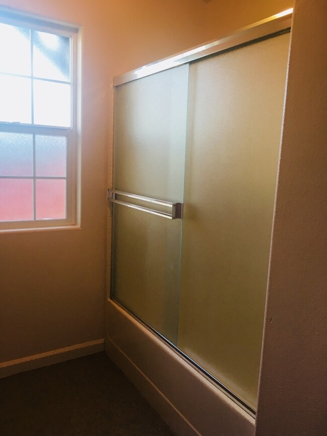 Building Photo - Spacious Apartment!!!