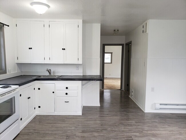 Building Photo - 7th Ave Mother-In-Law Suite