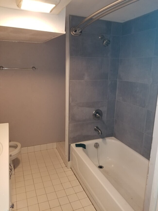 bathroom - 4053 Hunt Rd