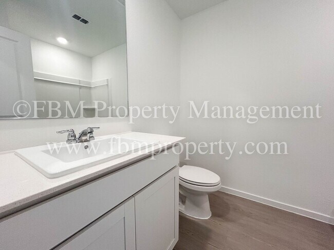 Building Photo - 644 W Criner St