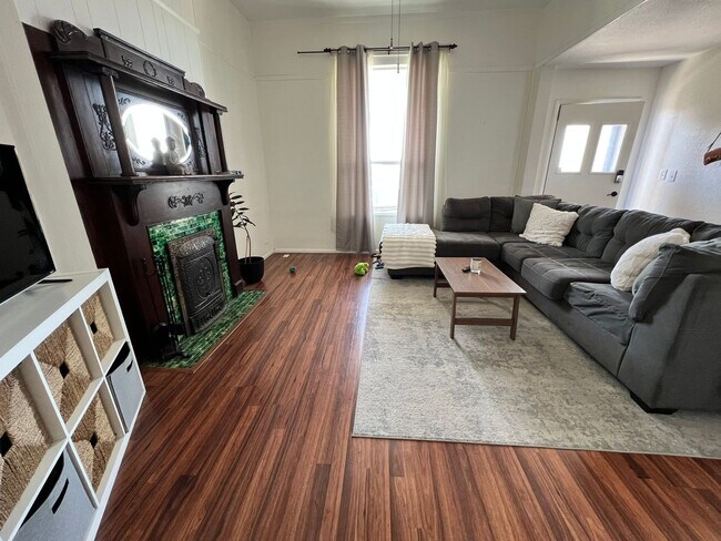 Foto del edificio - Charming Furnished Home - Short & Long Term Leasing