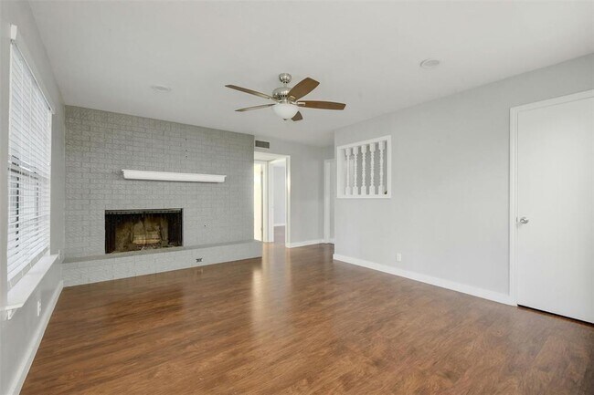 Building Photo - 305 Starbright Dr