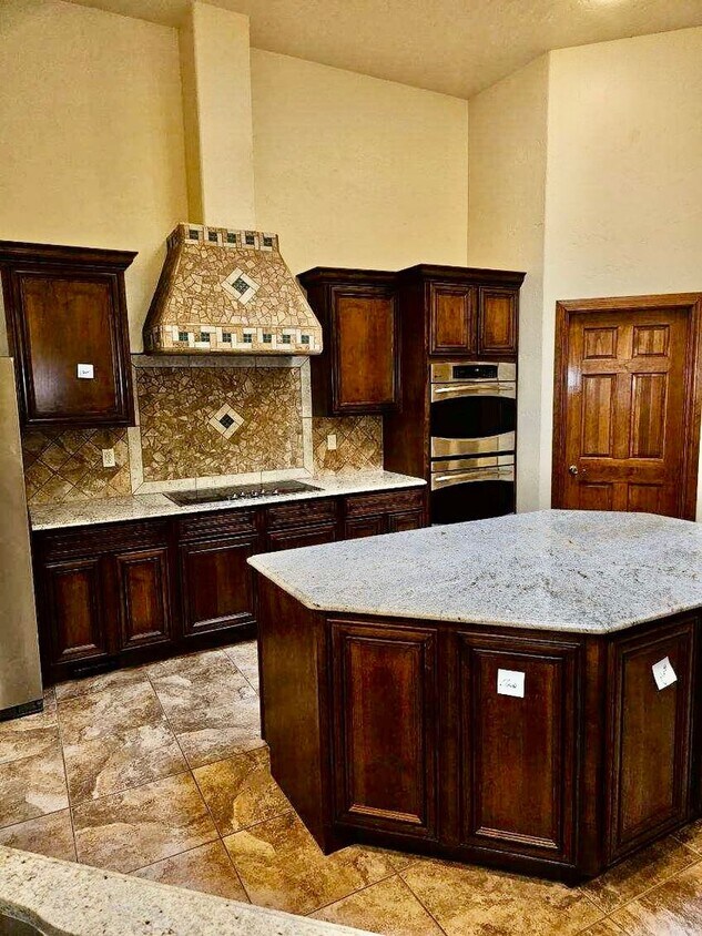 Primary Photo - 2184 Sedona Hills Pkwy - Luxurious Custom ...