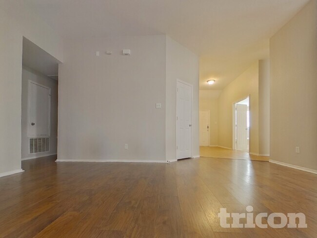 Foto del edificio - 13129 Padre Ave