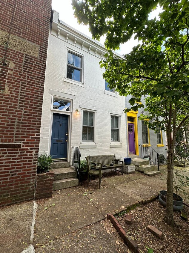 Primary Photo - House with large backyard in Fitler Square