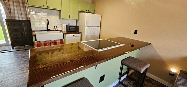 Foto del edificio - Fully Furnished, All Utilities Included, D...