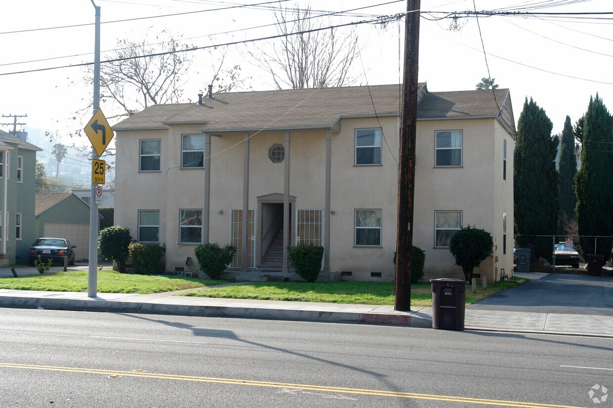 Building Photo - 1000 E Chevy Chase Dr