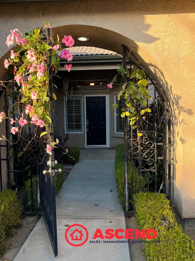 Building Photo - Charming Home in Olive Dr Area!