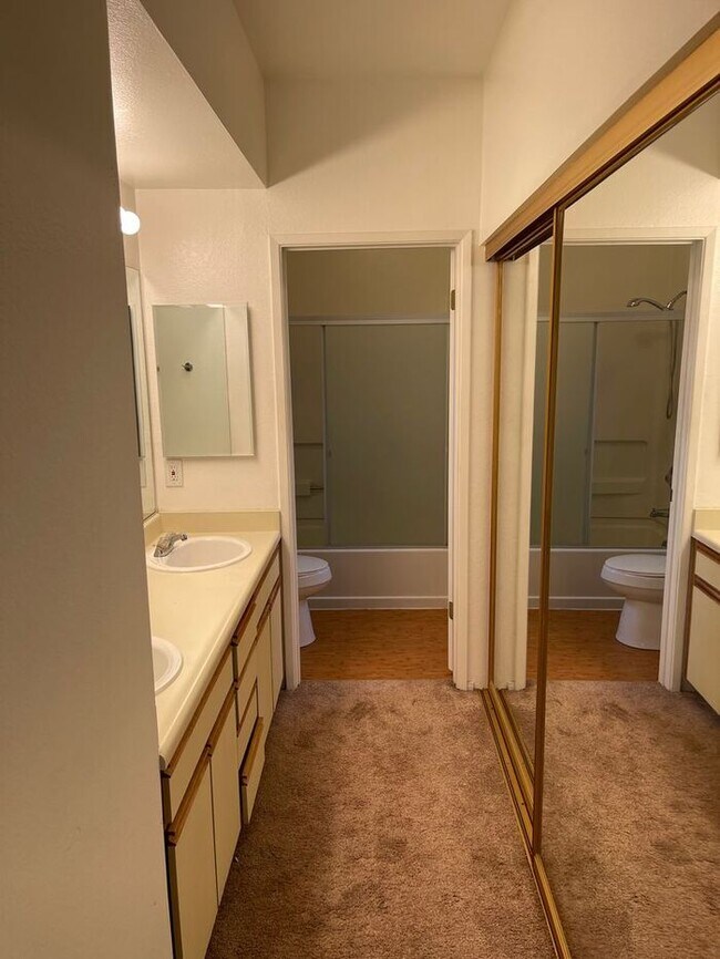 Foto del edificio - Cozy 2 bedroom condo near everything!